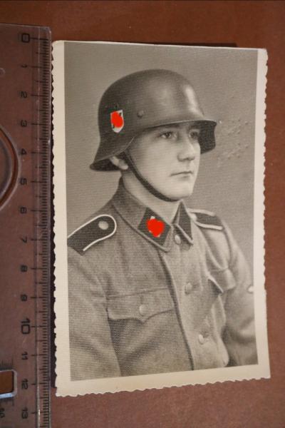 Topp Portraitfoto - Mann der Waffen SS mit Stahlhelm aus Brünn